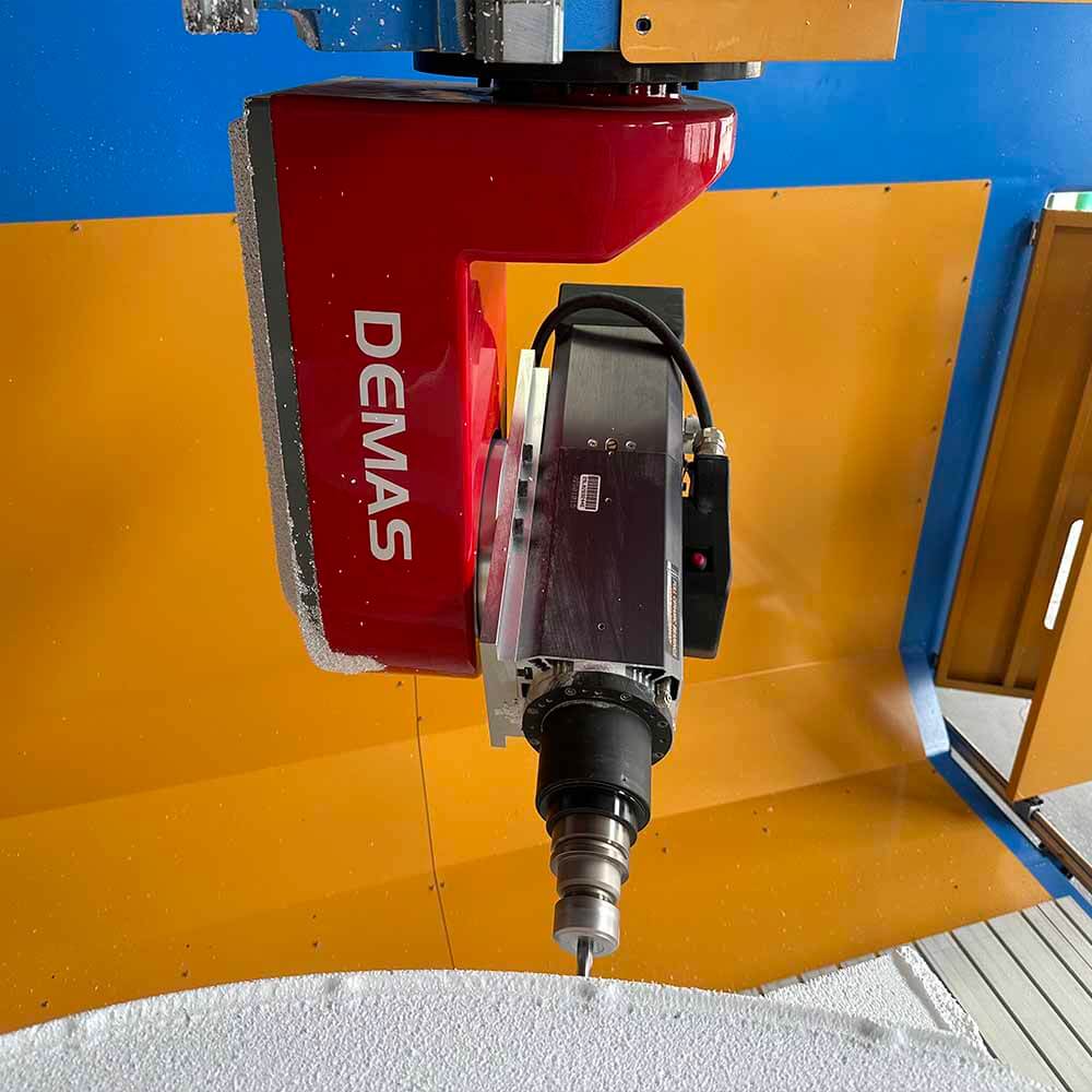 Close-up van houtsculptuur op 5-assige freesmachine