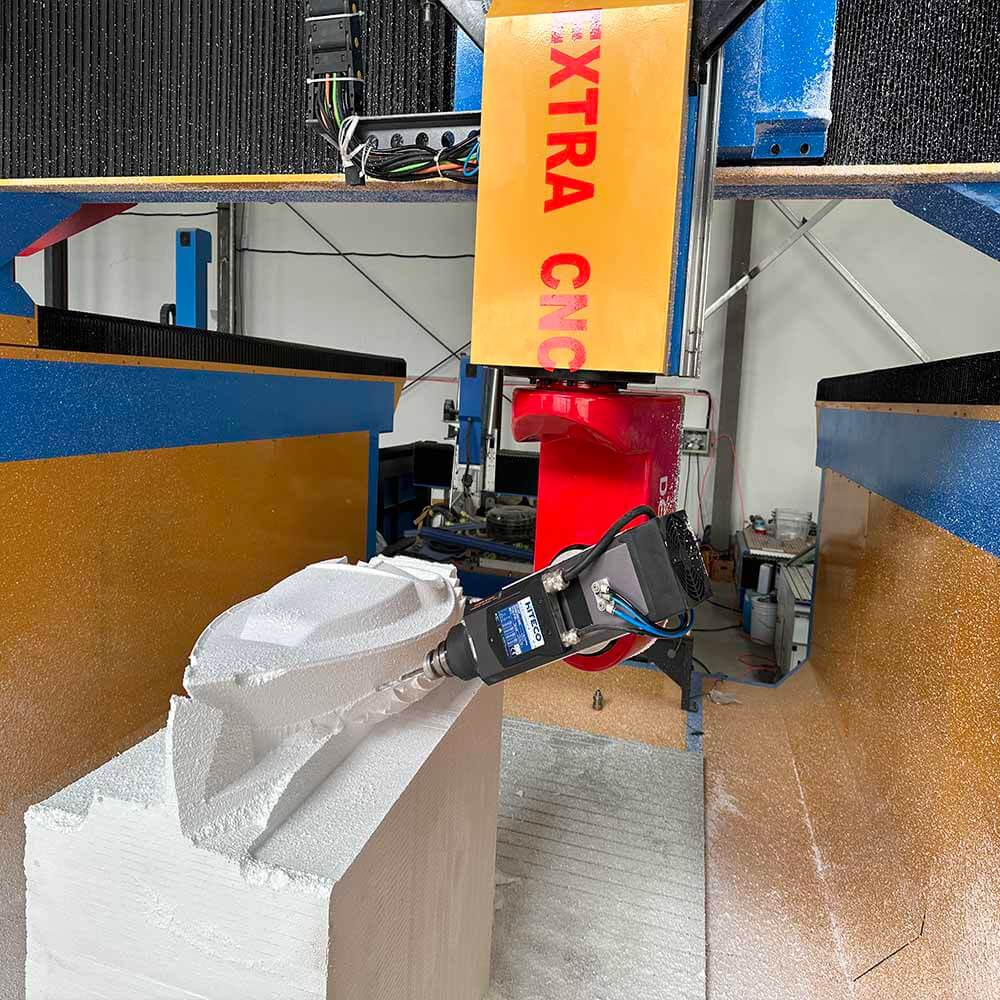 Entdecken Sie unsere 5-Achsen-CNC-Fräsmaschinen für den Bootsbau und große Verbundformen. Perfekt für Fiberglasrümpfe, EPS-Formen und Yachtkomponenten.